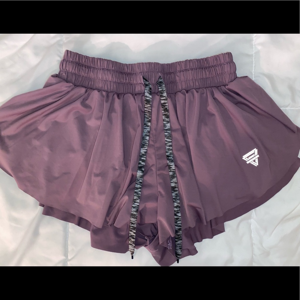 Flowy compression shorts